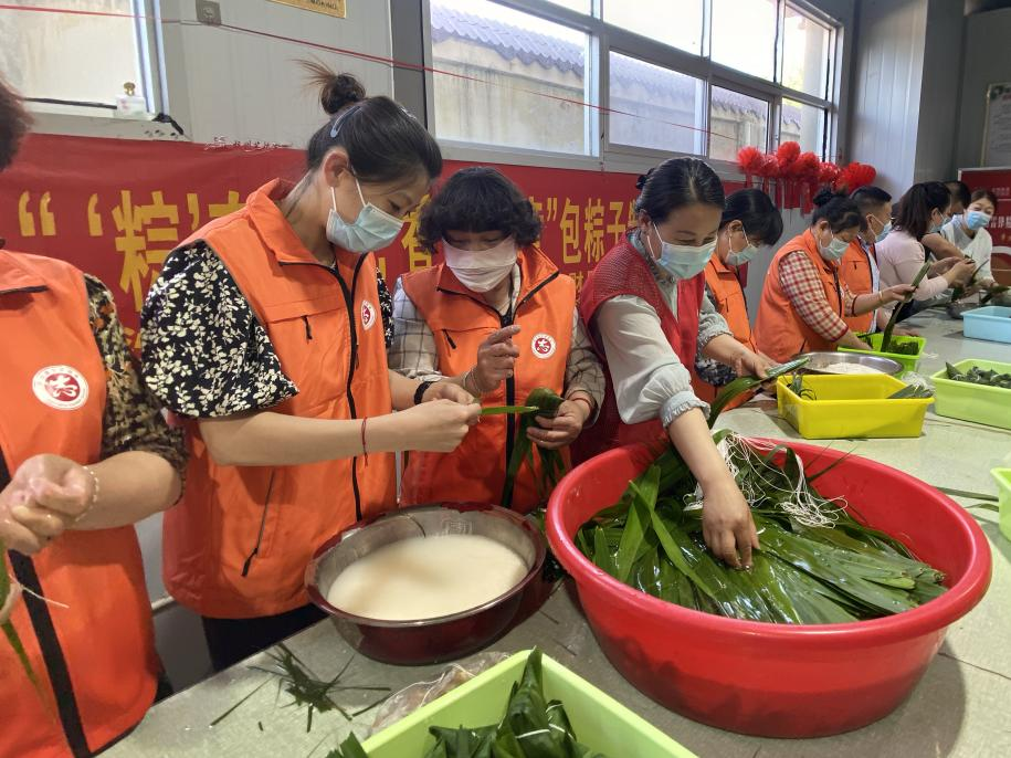 青口供電所黨支部聯(lián)合生產(chǎn)生活服務(wù)中心分會、黃沙坨社區(qū)，共同舉辦“悠悠艾草香 濃濃端午情”系列活動。.png